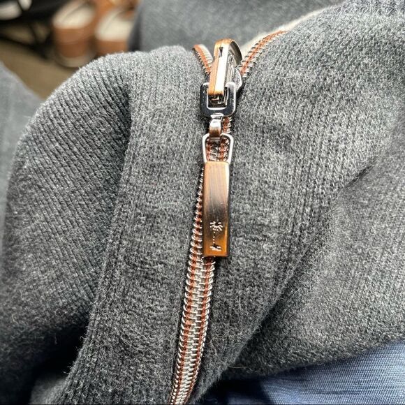 Tommy Bahama Reversible 1/4 Zip Top in Charcoal and‎ True Gray Size Medium - Picture 8 of 10